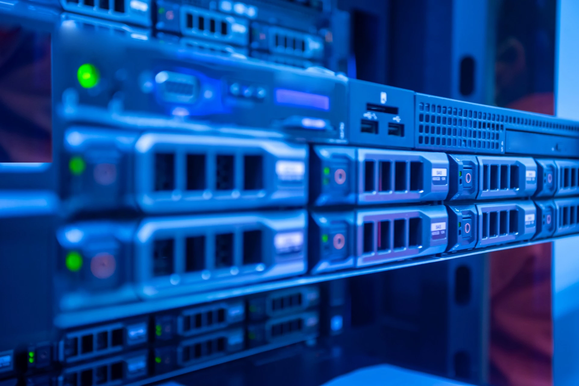 Baie de serveurs et NAS en rack — environnement RAID de production pris en charge par le laboratoire Dafotec